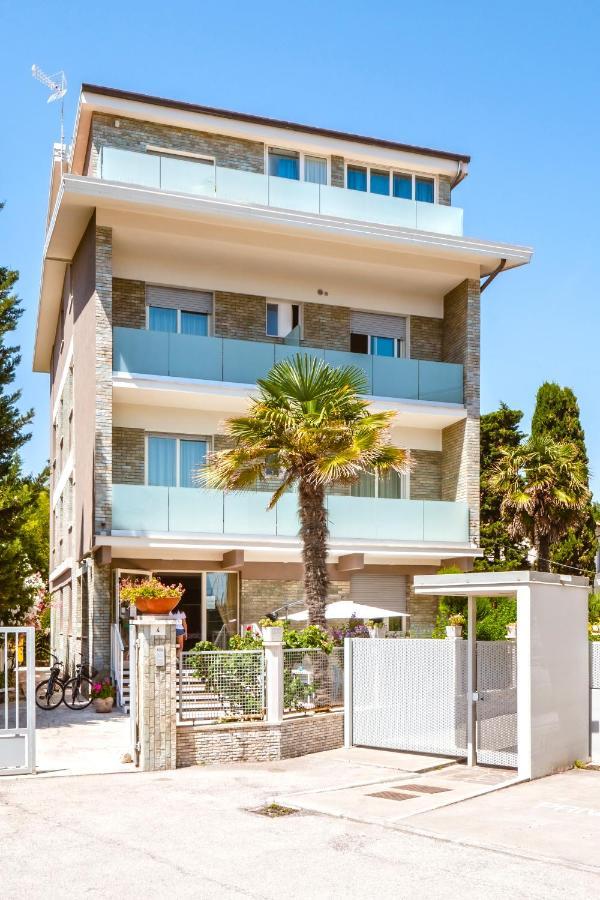 Hotel Villa Del Mare Сенигалия Екстериор снимка