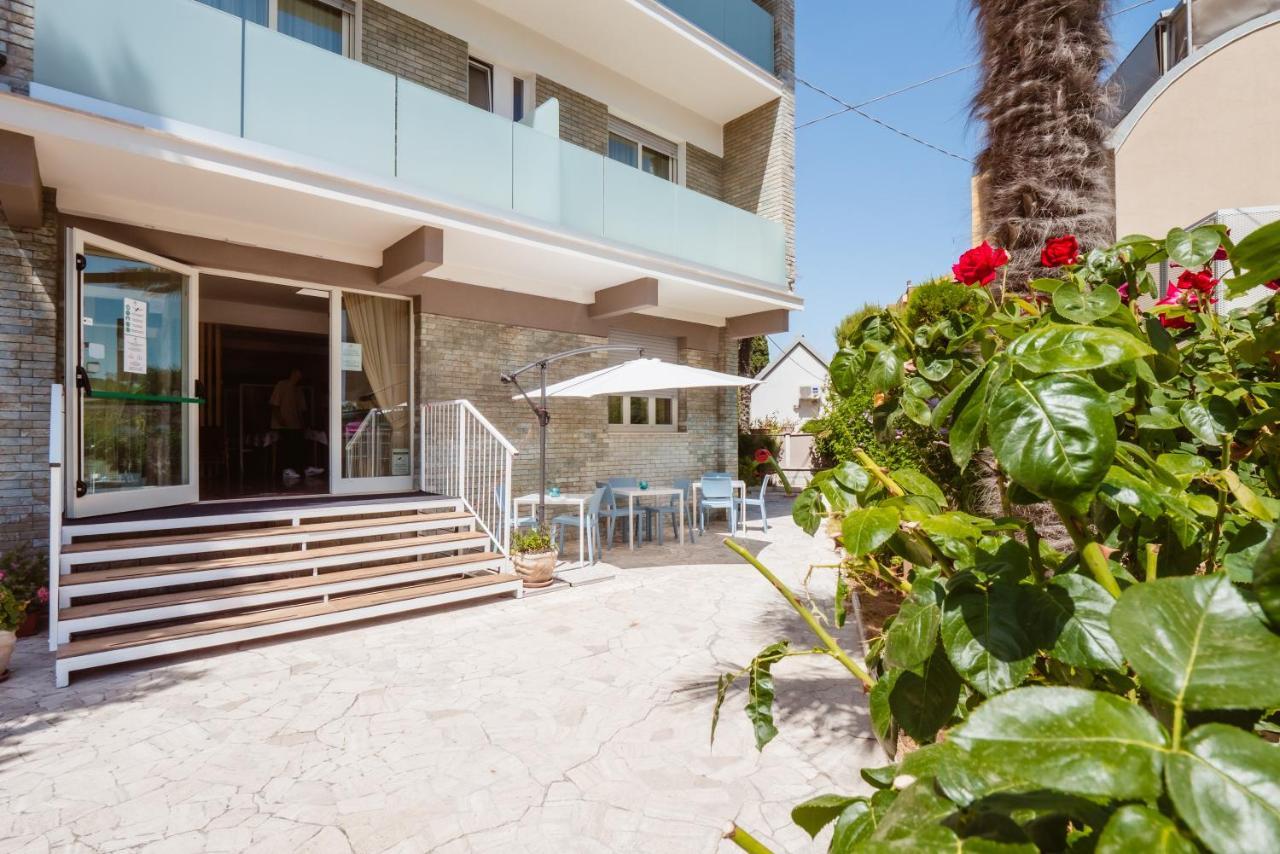 Hotel Villa Del Mare Сенигалия Екстериор снимка