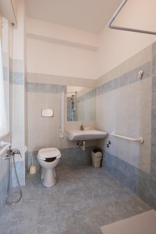 Hotel Villa Del Mare Сенигалия Екстериор снимка