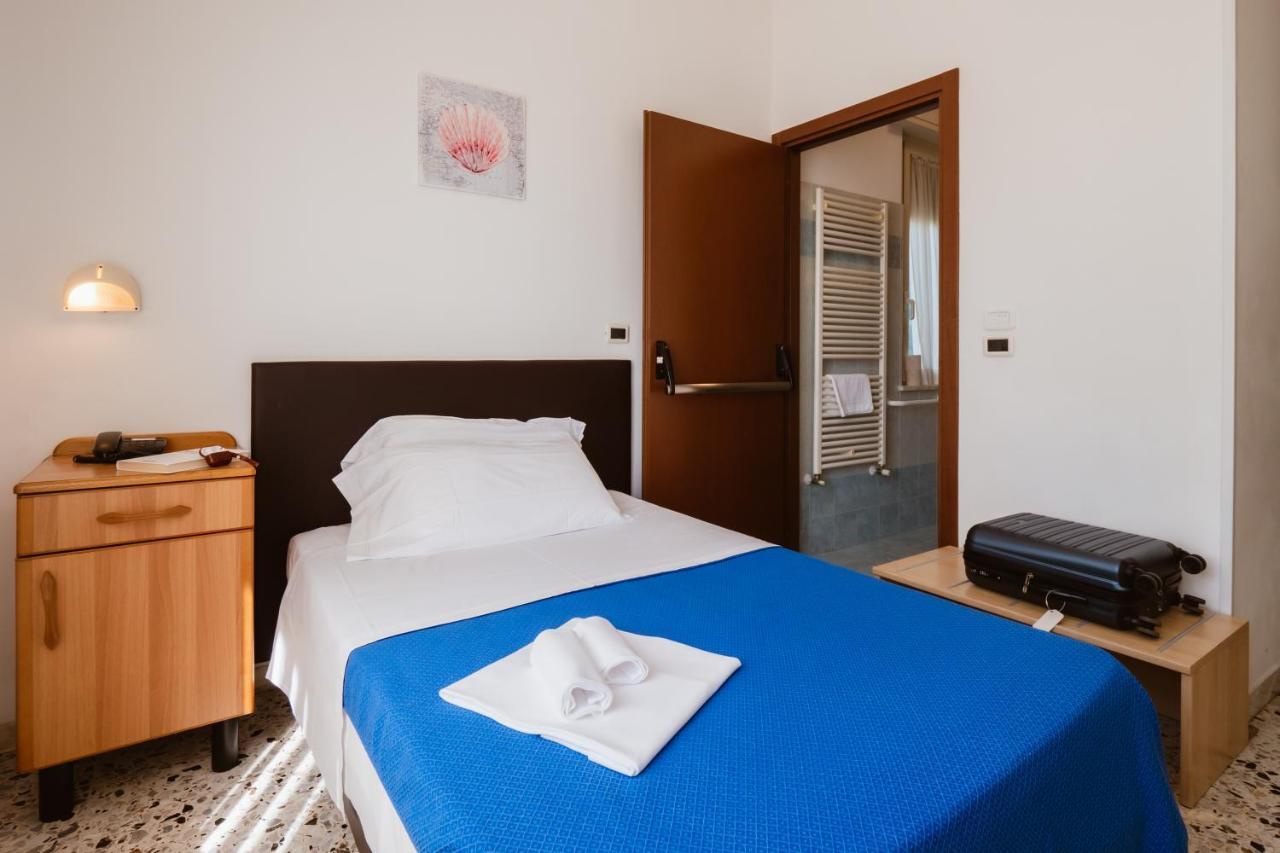 Hotel Villa Del Mare Сенигалия Екстериор снимка
