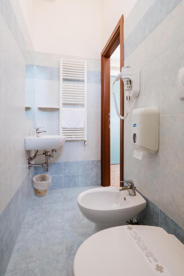 Hotel Villa Del Mare Сенигалия Екстериор снимка