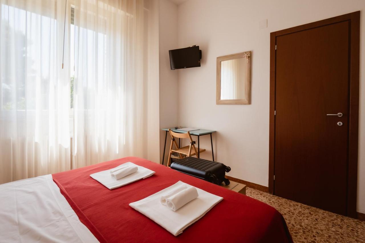Hotel Villa Del Mare Сенигалия Екстериор снимка